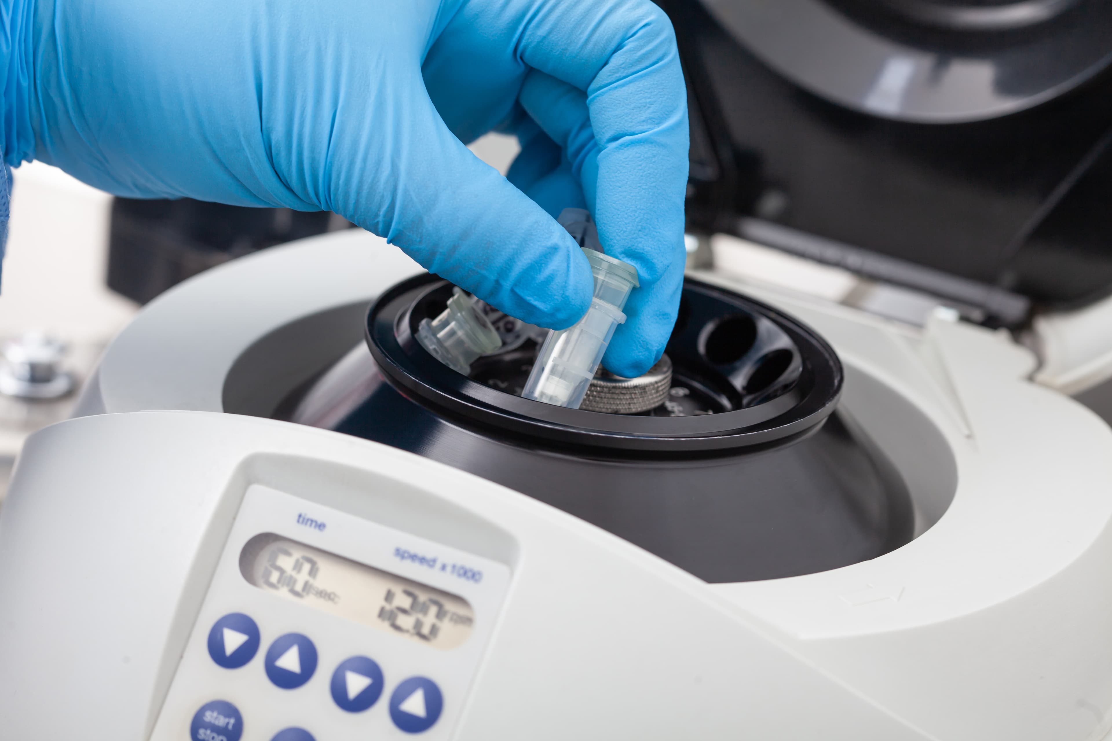 Automated pipetting probe loading a sample tube